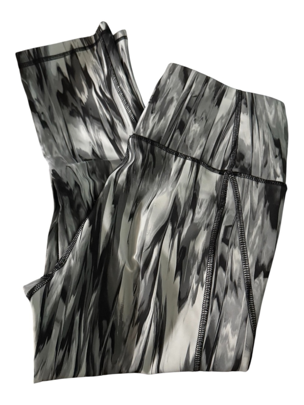 C&C Californiaā Black & White Marble Print Capri Leggings